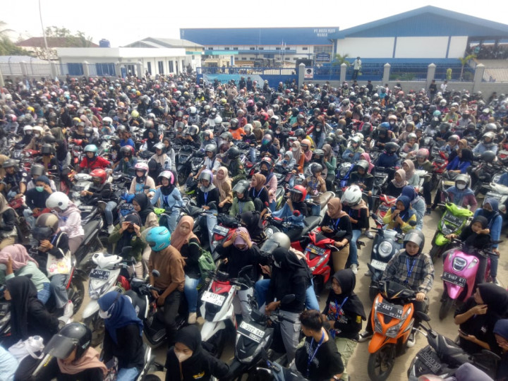 Tuntut Kenaikan UMK 14,81%, Ribuan Buruh di Majalengka Kuasai Jalan