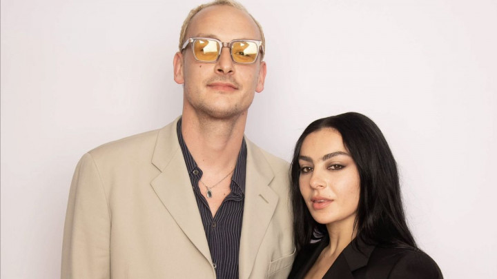 Charli XCX dan Drumer The 1975 George Daniel Resmi Bertunangan