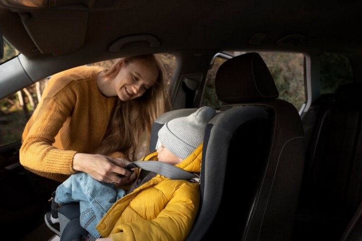 Moms, Umur Segini Anak Baru Boleh Duduk di Kursi Depan Mobil