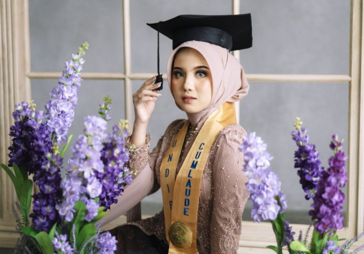 Nikmati Menjelajahi Pengetahuan di Bangku Kuliah, Devina Jadi Wisudawan Terbaik Undip