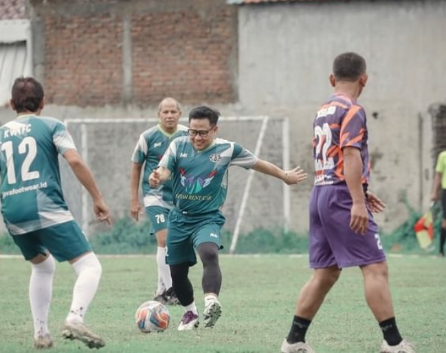 Main Bola Bareng Legenda Persebaya, Cak Imin Janjikan Masa Depan Cerah untuk Atlet