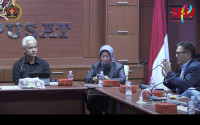 Calon Presiden Ganjar Pranowo mendengarkan pernyataan dukungan dari Ketua Dewan Penasihat PWI Ilham Bintang (kanan). Foto: Tangkapan layar YouTube PWI