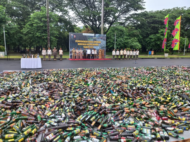 12.031 Botol Miras Hasil Sitaan Satpol PP DKI Dimusnahkan