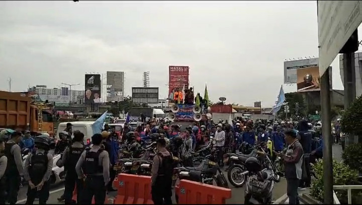 Tuntut Kenaikan UMK, Ratusan Buruh Aksi Keliling Bekasi