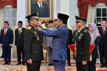 Presiden Jokowi melantik Jenderal Maruli Simanjuntak sebagai KSAD. Foto: BPMI Setpres