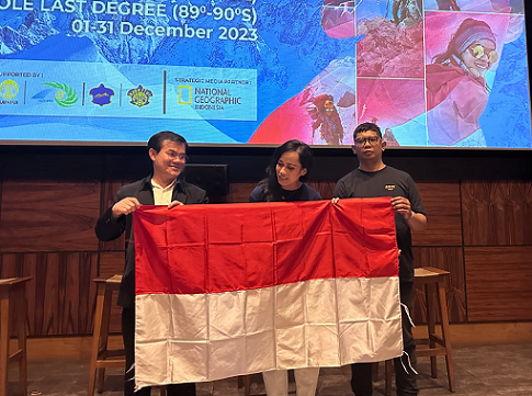 Putri Handayani (tengah) pendaki perempuan Indonesia pertama yang siap meraih gelar The Explorers Grand Slam. (Foto: Istimewa