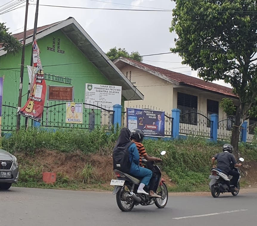 Spanduk Caleg di Kota Palembang Bertebaran di Sekolah