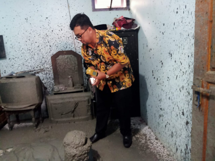 Lumpur dan Gas Menyembur dari Dalam Rumah Warga di Demak