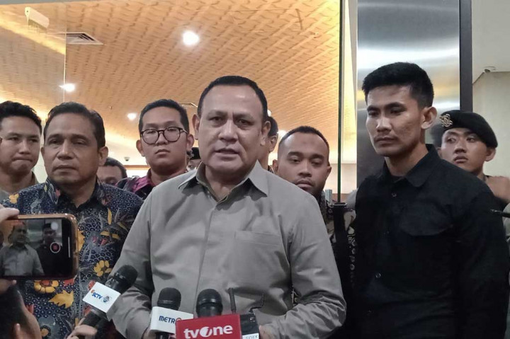 Tak Ditahan Usai Jalani Pemeriksaan, Firli Melenggang Pulang