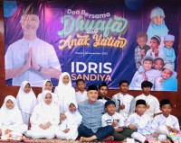 Wakil Ketua DPW NasDem Jabar Idris Sandiya saat doa bersama ratusan anak yatim di Gedung Sartika Kota Bekasi. Foto: Dok. pribadi.