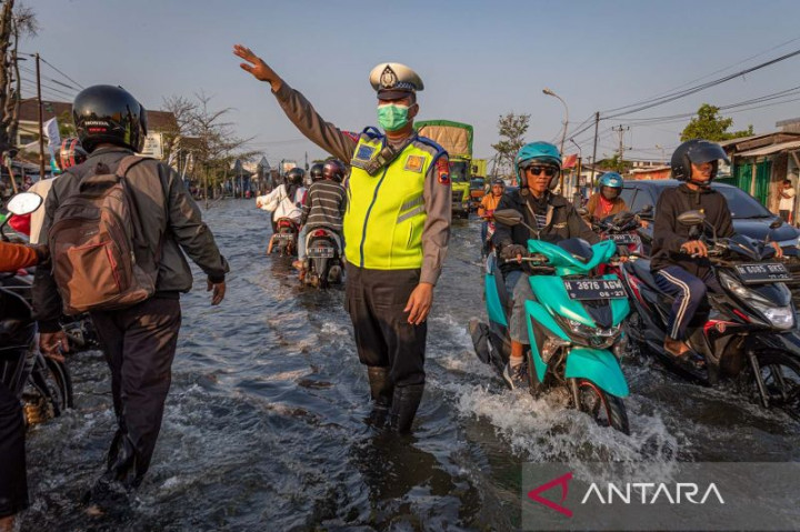 Pengguna Jalan Diimbau Waspada Rob di Pantura Kaligawe Semarang