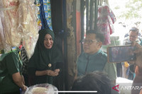 Cawapres nomor urut 1 Muhaimin Iskandar saat mengunjungi Pasar Pagi Arengka, Kota Pekanbaru, Riau, Sabtu (2/12/2023). (ANTARA/Annisa Firdausi)