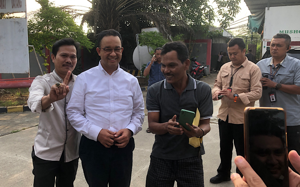 Antusiasme Warga Kronjo, Anies Diajak Selfie di Pom Bensin