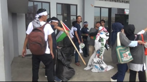 Keren, Relawan Gelar Aksi Bersih-Bersih usai Kampanye Anies di Tangerang