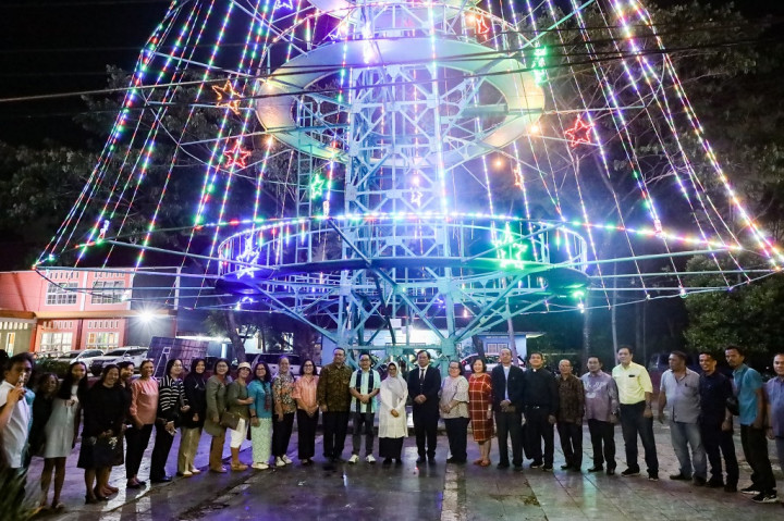 Sambut Natal, Pohon Terang Tertinggi di Asia Tenggara Dinyalakan