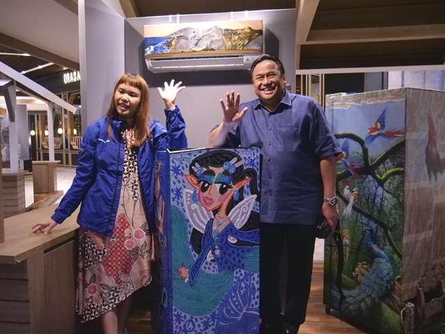 Rachmat Gobel, mengapresiasi kolaborasi maestro lukis Indonesia dengan para pelukis difabel. (Foto: Dok. Istimewa)