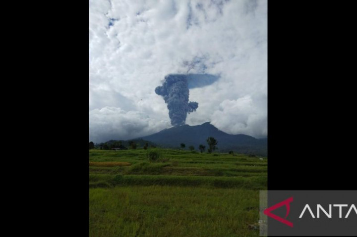 Gunung Marapi Sumatra Barat Erupsi