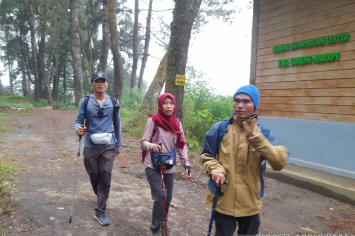 Jalur Pendakian Gunung Marapi Ditutup Pascaerupsi