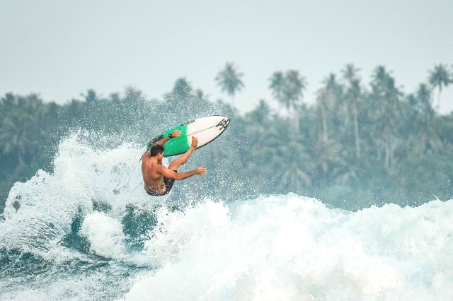 Indonesia punya banyak spot surfing kelas dunia yang cukup menantang untuk ditaklukkan. (Foto: Dok. Wonderfulimages.kemenparekraf.go.id)