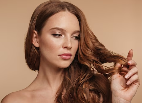 Banyaknya kerusakan yang terjadi pada rambut sering kali menyebabkan rambut kering, rapuh, dan patah. (Foto: Ilustrasi. Dok. Freepik.com)