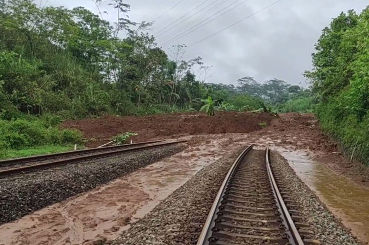 Jalur Tertutup Longsor, 12 Perjalanan Kereta Api Jakarta-Yogyakarta Dialihkan