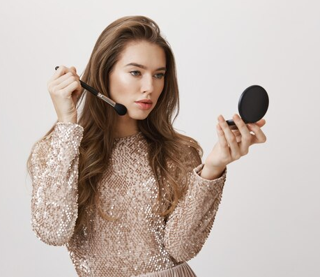 Bedak Padat vs Bedak Tabur, Perbedaan dan Tips Penggunaannya