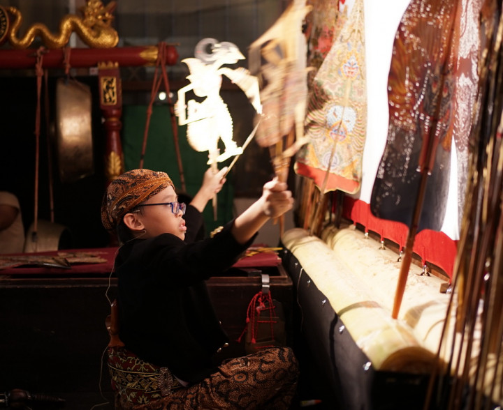 Mengenalkan Budaya Indonesia ke Anak-Anak lewat Pagelaran Wayang