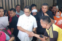 Calon presiden (capres) Anies Baswedan saat bertemu dengan para pedagang di Pasar Baru Karawang, Jawa Barat. Dok Metro TV/Bambang