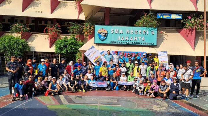 Lewat Berlari, Alumni Smandel Beri Donasi