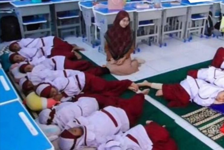 Viral! SD di Sidoarjo Terapkan Jam Tidur Siang di Kelas untuk Siswanya