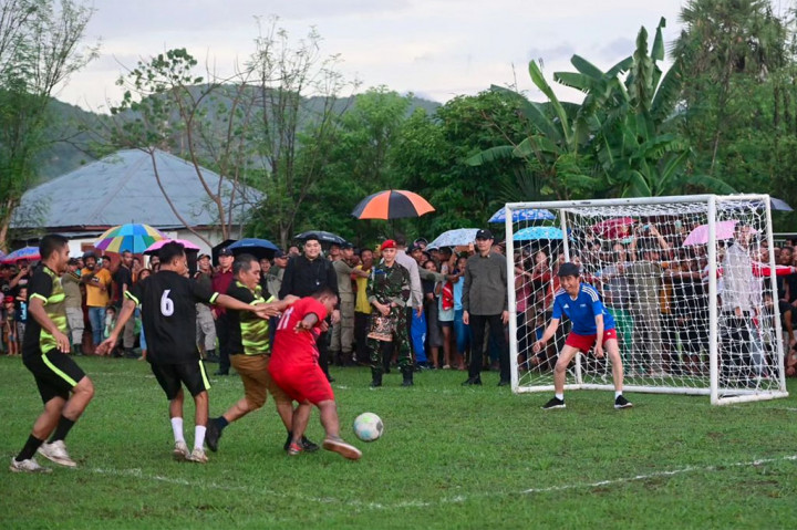 Momen Jokowi Bermain Bola dan Menari Ja'i di NTT