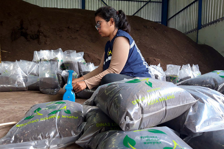 Mengepak Kompos untuk Program Stunting di Malang