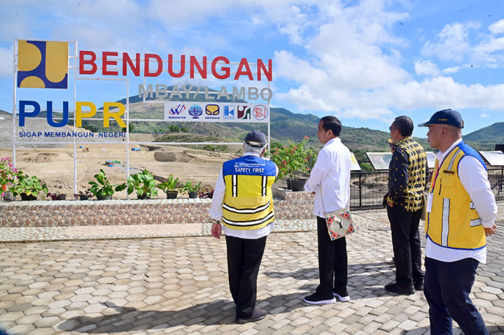 Potret Jokowi Tinjau Pembangunan Bendungan Mbay NTT