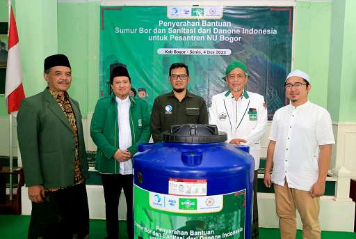 Penyerahan bantuan sumur bor dan sanitasi dari Danone Indonesia kepada Pesantren NU Bogor. (Foto: Dok. Istimewa)