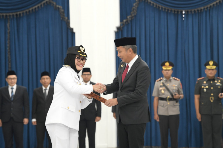 Pj Gubernur Jabar Lantik Wali Kota Cirebon Definitif Eti Herawati