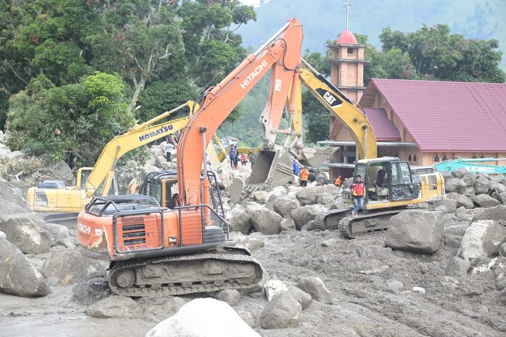 Pencarian Korban Banjir Bandang Humbahas Terus Dilakukan 2042