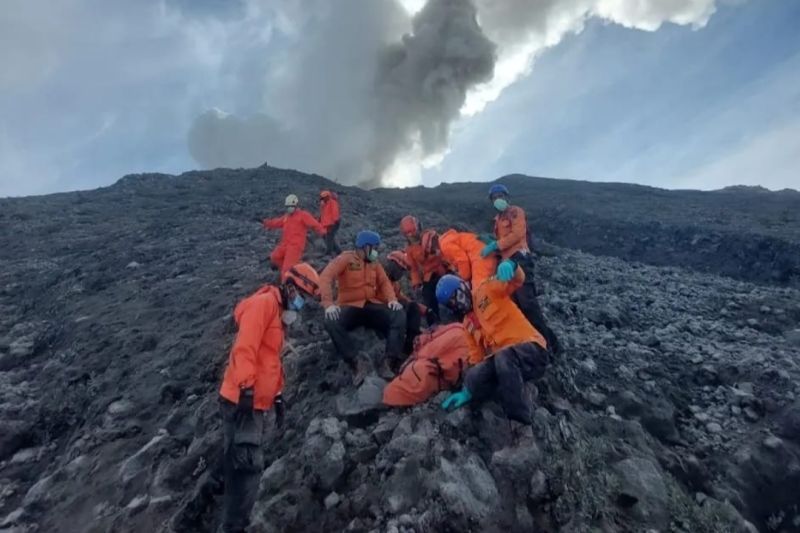 18 Korban yang Terjebak Erupsi Gunung Marapi Dievakuasi