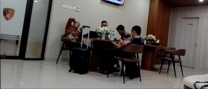 Diduga Tim Kuasa Hukum Firli Bawa Koper Sembari Tunggu Pemeriksaan, Ada Apa?