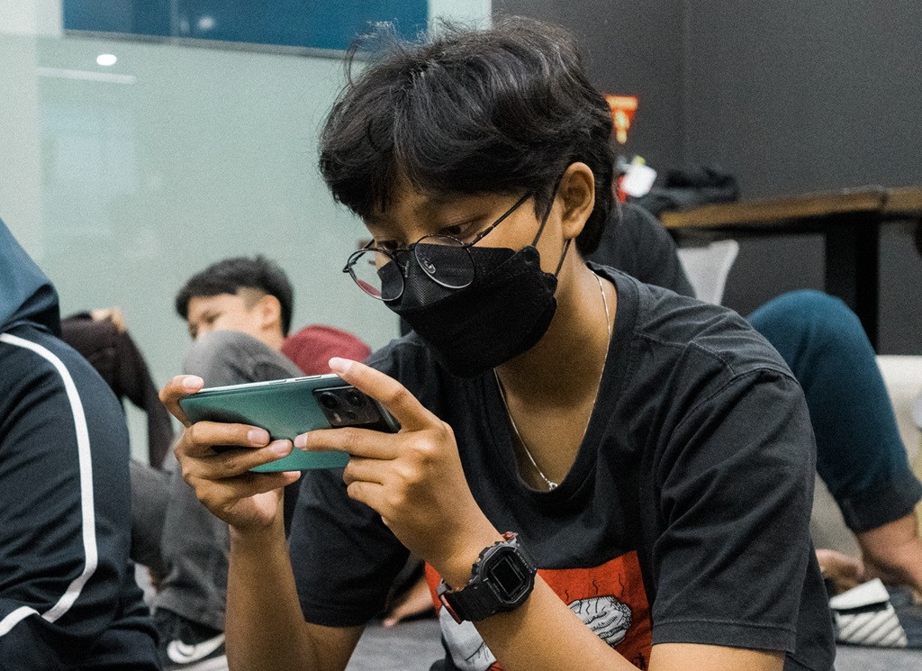 Bermain game dengan hape Poco.