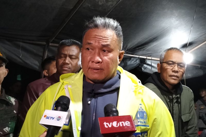 Waka Polda Sumbar Brigjen Pol Edi Mardiyanto diwawancarai awak media massa di Kabupaten Agam, Rabu malam, 6 Desember 2023. Antara/Muhammad Zulfikar