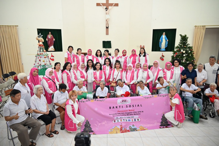 Sambut Natal, PIA DPR Berbagi Bersama Penghuni Panti Werdha Tangsel