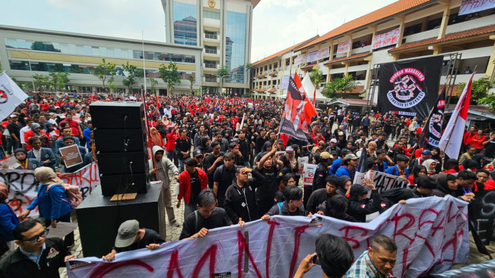 Mahasiswa di Surabaya Suarakan Perlawanan Degradasi Demokrasi Indonesia