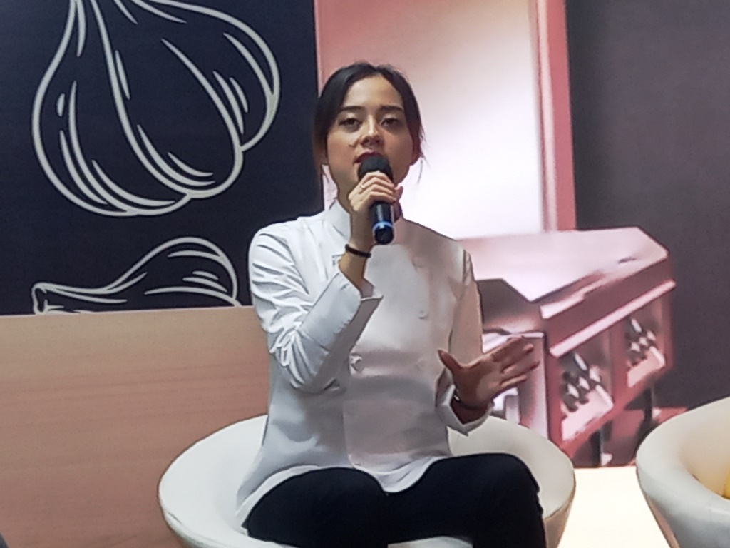 Chef Stefani i saat peluncuran Bumbu Kaldu Sedaap di Jakarta, Selasa, 5 Desember 2023. Dok. Aulia/Medcom