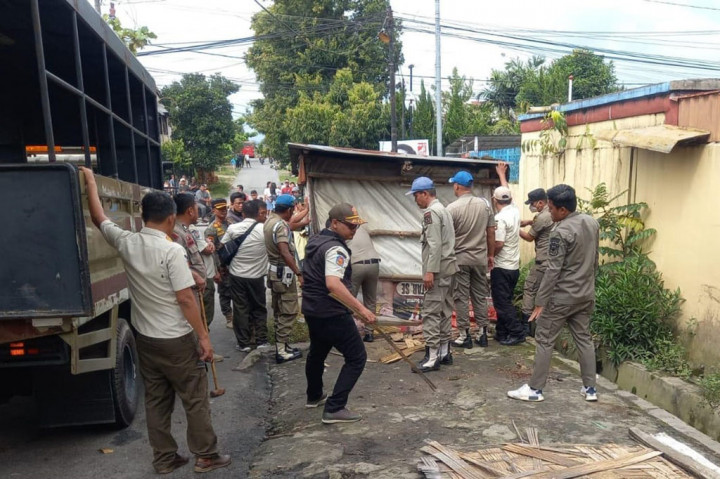 Satpol PP Pematang Siantar Bongkar Bangunan Liar Tak Miliki Izin