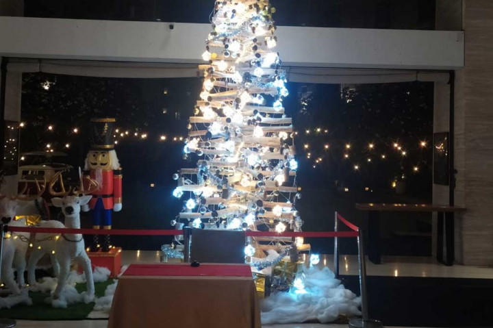 Unik! Pohon Natal Ini Berbahan Kayu Bekas