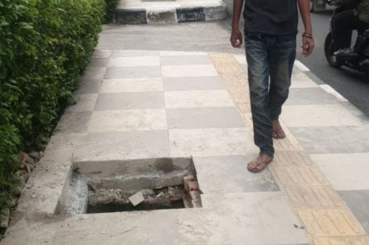 Ratusan Besi Penutup Drainase Trotoar yang Dicuri di Palembang Diganti