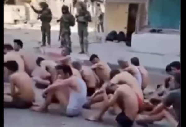 Deretan pria Palestina yang dikumpulkan dan ditelanjangi oleh pasukan Israel. Foto: Mint Press