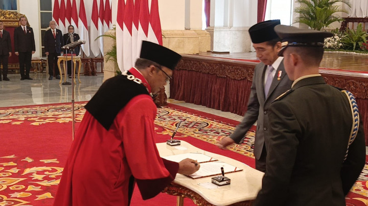 Tak Dihadiri Anwar Usman, Ridwan Mansyur Bacakan Sumpah Jabatan Sebagai Hakim MK