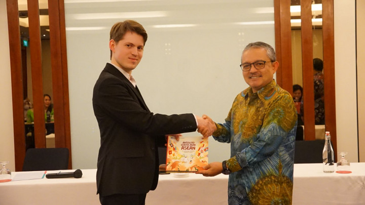 46 Penerjemah Bahasa Daerah Dapat Pelatihan Menerjemahkan Buku Cerita Anak