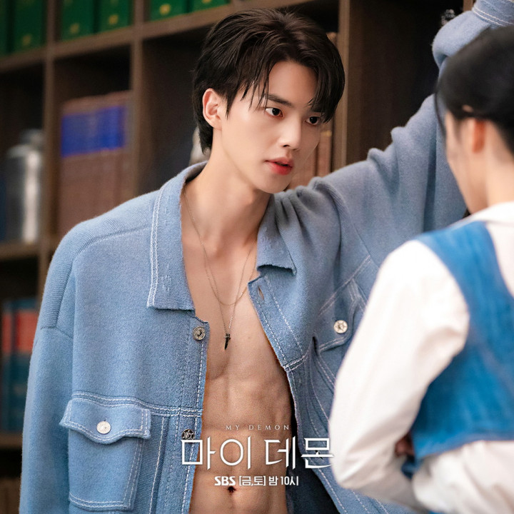 Perut Sixpack Song Kang Bikin Kim Yoo Jung Kebingungan